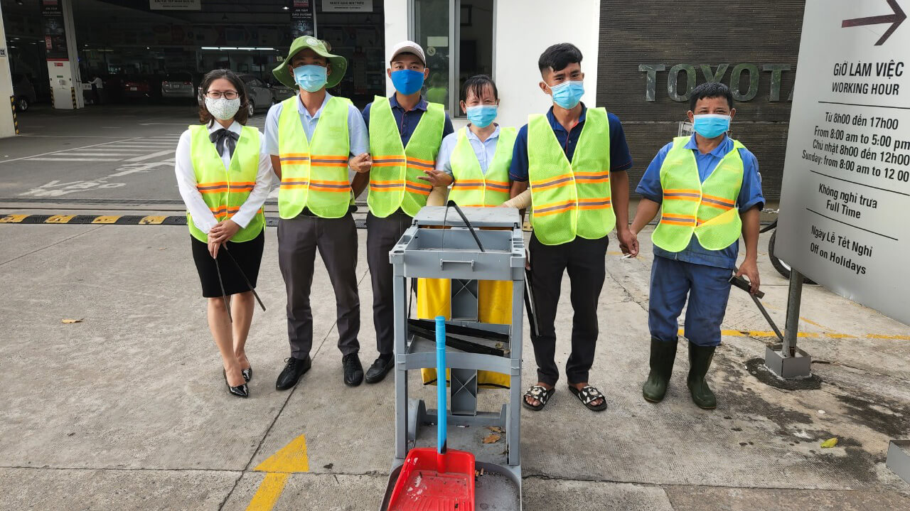 Cán bộ nhân viên Toyota Bình Dương tham gia dọn vệ sinh.